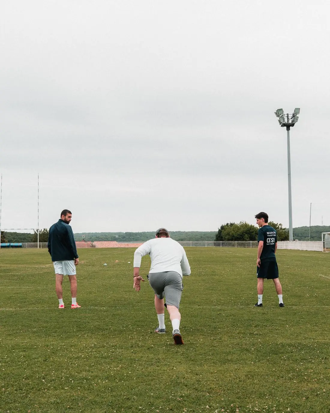 Sportif en reprise de course sur le terrain