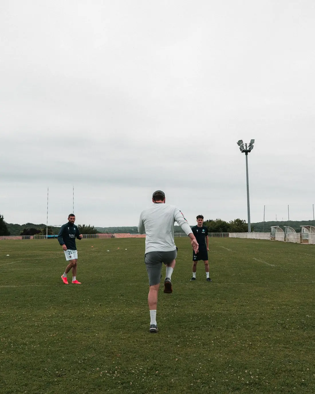 Footballeur en course pendant une séance de terrain