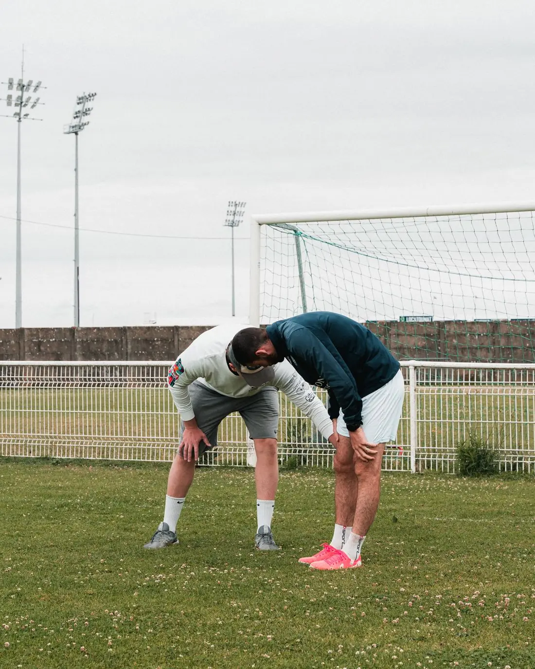 Valentin Boutier corrige la position d'un footballeur pendant une séance