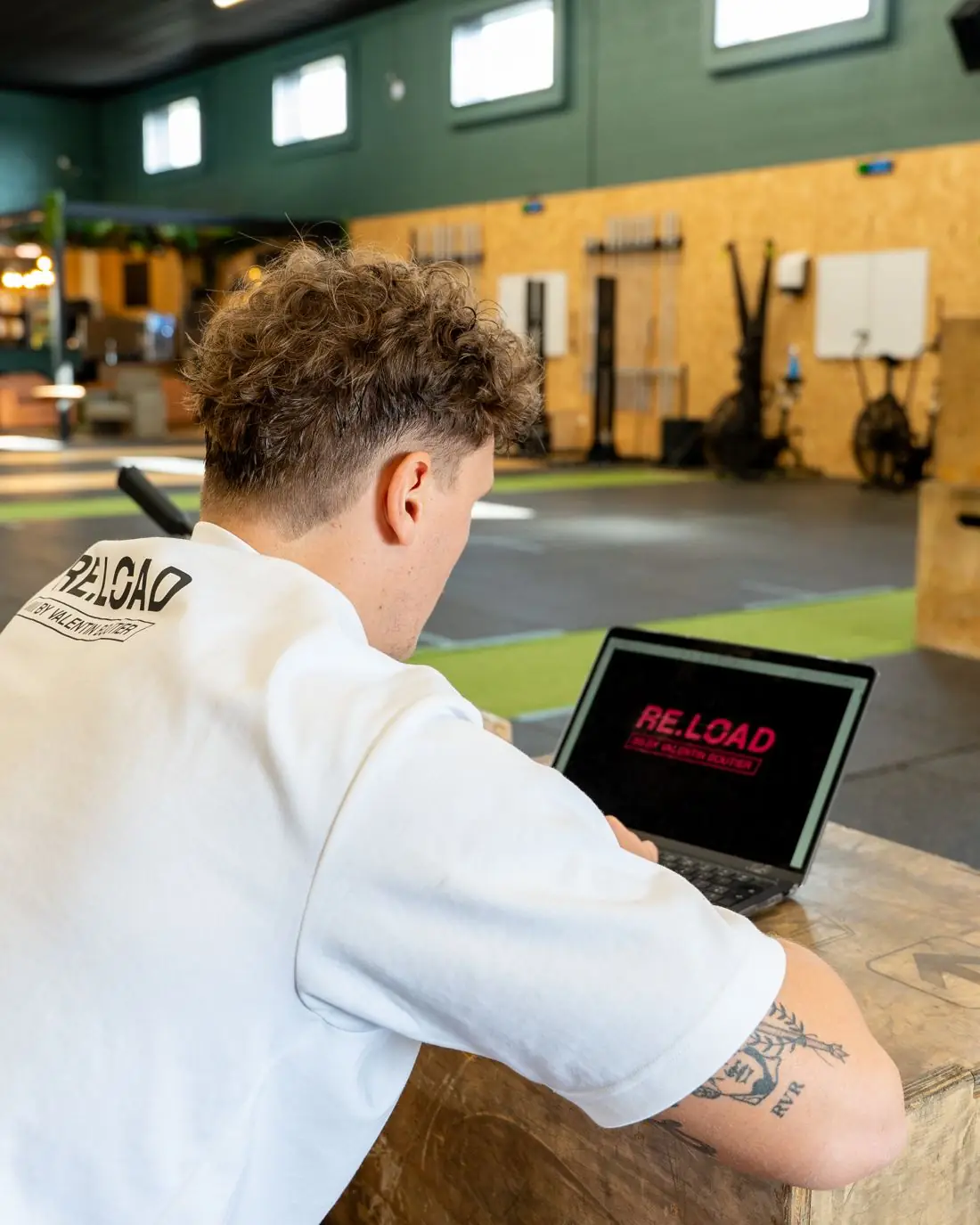 Programme Re.Load sur ordinateur dans une salle de sport